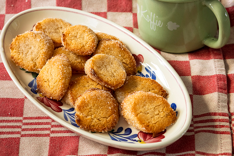 Weesper moppen met een kop koffie